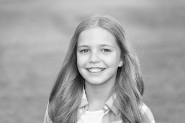 İyi titreşimler. Yaz tatili. Gülümseyen kız. Neşeli bir kız öğrenci. Mutlu gülümseyen çocuk. Eğlenmene bak. Sağlıklı duygusal mutlu çocuk dışarıda dinleniyor. Mutlu bir hayat yaşamak. Pozitif kavram. Duygusal ifade