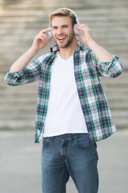 Modern adam müzik dinliyor kablosuz kulaklıklar, favori çalma listesi konsepti