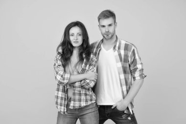 Yaz sezonu. Moda mağazası. Modern çift. Aşk ve romantizm. Erkek ve kız. Birbirine aşık bir çift. Seksi çift damalı gömlekler. Aile görünüşü. Eşleşen kıyafetler. Tasasız öğrenciler birlikte takılır.