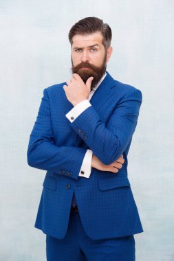 Başarılı liderin şık görünüşü yakışıklı adam, tarz ikonu.