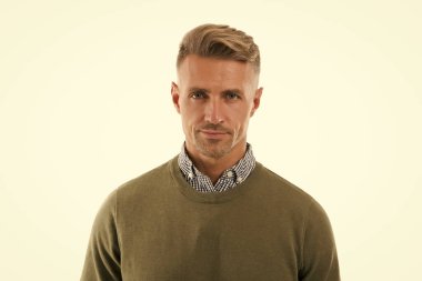 Yüz bakımı ve yaşlanma. Özellikler ve davranışlar erkekleri daha çekici yapıyor. Beyaz arka planda çekici olgun bir adam. Gri saçlı ve kıllı, olgun bir adam. Daha çekici ol. Olgun yüz estetiği