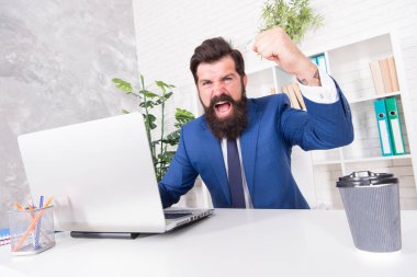 Kendine güvenen yönetmen online dizüstü bilgisayar modern ofis, motivasyon konuşmacısı konsepti