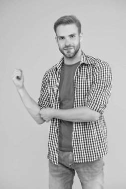 Moda sokakta başlar. Yakışıklı adam sarı arka plan. Moda mankeni modası. Sıradan moda tarzı. Tramvay. Erkek gardırobu. Moda mağazası. Kendi kurallarına uy.