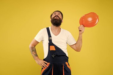 Koruma. Orada işler nasıl gidiyor? Üniformalı bir tamirci. Olgun deneyimli inşaatçı. Tadilat uzmanı. Acımasız işçi. Başınızı kaskın içinde güvende tutun. İnşaat benim tutkum. inşaat alanında