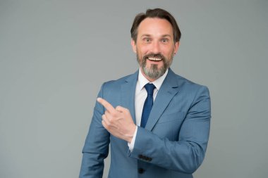 İş adamı gülümseyen olgun bir adam fotokopi alanını işaret ederek hizmet kavramını destekliyor