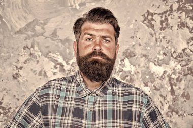 Gerçek bir erkek ol. Sakallı ve bıyıklı ciddi bir adam. Berber dükkanından sonra kendine güvenen erkek hippi. Kareli gömlekli profesyonel kuaför. Vahşi, sakallı bir adam.