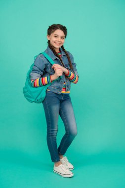 Tarzımı değiştirmeyi seviyorum. Sıradan tarzda mutlu bir kız. Bebek mağazası. Çocuk kıyafetleri. Moda modası. Moda tasarımı. Her gün gardırop. Denim koleksiyonu. Kot pantolonun modası asla geçmez.