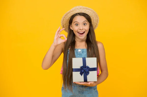 Ez a kiárusítás túl forró. Boldog gyerek ajándékdobozos bemutatóval OK jel. Üdülési kiárusítás. Születésnapi évforduló. Fantasztikus kedvezmény. Ajándékbolt. Értékesítés és szállítás. Szuper megtakarítások. A nyár eladó. — Stock Fotó