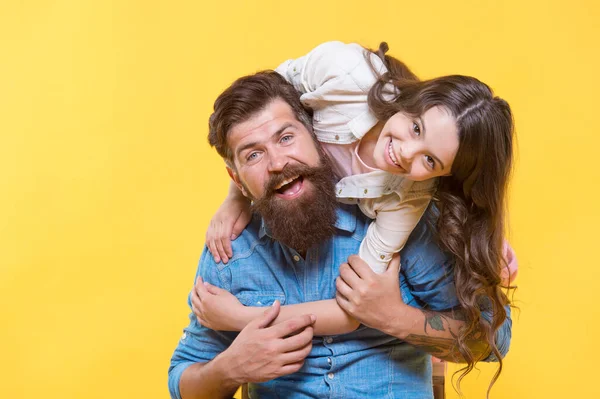 Padre y la pequeña hija feliz divertirse, concepto de abrazo encantador —  Fotos de Stock