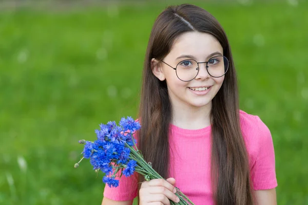 Lille pige bære vintage rand briller grøn græsplæne baggrund, sommerferie koncept - Stock-foto