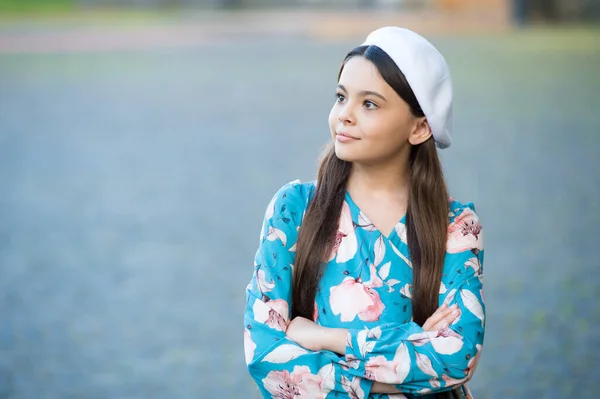 Entellektüel modacı küçük kız bereli şapka ve süslü elbise giyer, moda eğilimi konsepti. — Stok fotoğraf