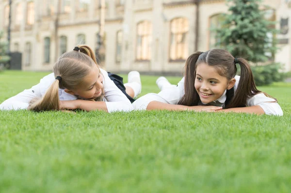 Škola přátelé formální oblečení relaxační na zelené trávě, Země den koncept — Stock fotografie