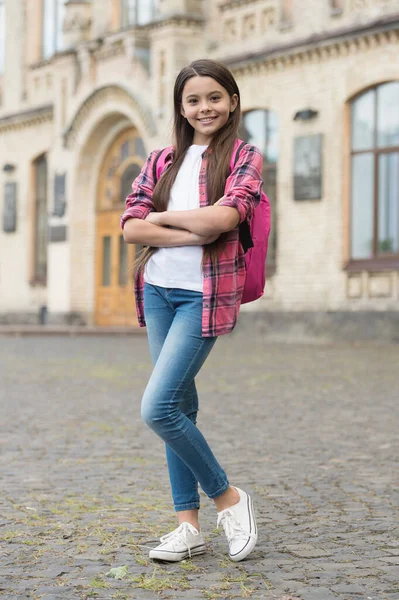 Aspetto senza sforzo elegante. Un ragazzo felice va a scuola. Di nuovo alla moda scolastica. Aspetto di moda di piccolo bambino. Accessori moda. Elementi essenziali della scuola. Educazione informale. Apprendimento non formale — Foto Stock