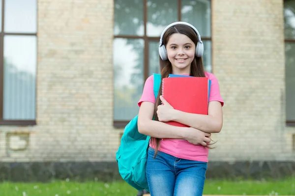 Teen girl school student mit stereo-kopfhörer neue technologie, audio-unterricht konzept — Stockfoto