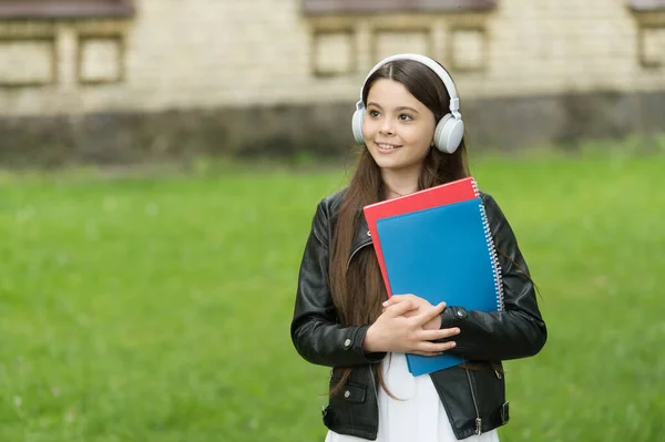 学校に行く途中でオーディオブックを聞いて女子高生,オーディオレッスンのコンセプト — ストック写真