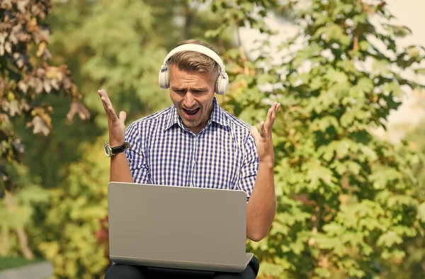 Online betting. Emotional man play online game. Gambler. Player. Gambling man. Online gambling. Playing video games online. Computer for gaming. Play with modern technology — Stock Photo, Image