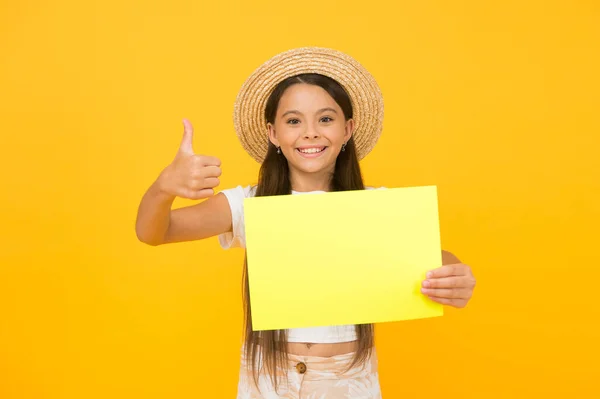 Kleines Mädchen Strohhut präsentiert Plakatwerbung Kopierraum, Black-Friday-Konzept — Stockfoto