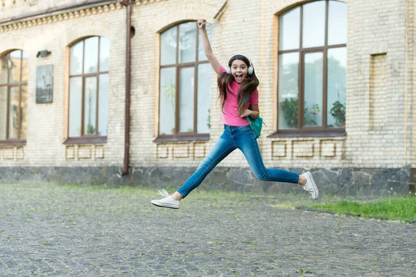 Enerjik bir kız çocuğu dans ediyor müzik kulaklıkları dinliyor, konsepti asla bırakmıyor.