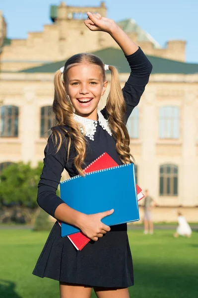 Ragazza perfetta scuola studente uniforme tenere libri, felice concetto di scolara — Foto Stock