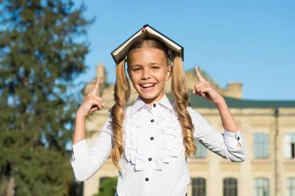 Eccellente studente ragazza studio con libro di scuola all'aperto, avendo concetto di divertimento — Foto Stock