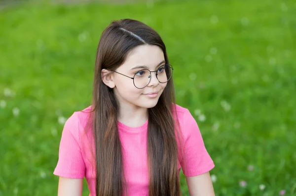 Küçük kız klasik gözlük takıyor yeşil çimen arka plan, sağlık konsepti — Stok fotoğraf