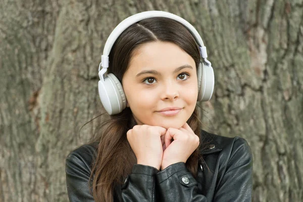 Hipster-Mädchen hören Musik moderne Kopfhörer Natur Hintergrund, Lieblings-Song-Konzept — Stockfoto