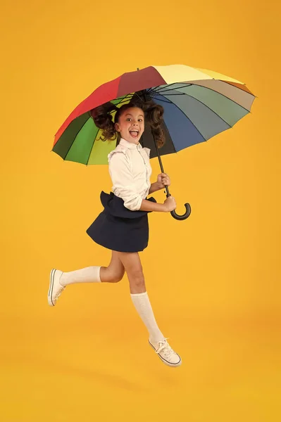 패션 액세서리. 우산 방호벽. 우산을 든 소녀. 비오는 날걷는다. 행복 한 어린 시절. 학교갈 시간이야. 레인보우 스타일. 화려 한 삶. 여학생은 우산을 좋아하며 행복 해 한다. 가을 일기 예보 — 스톡 사진