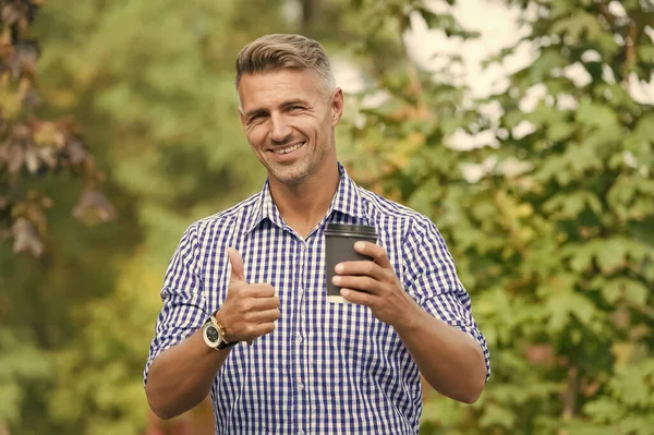 Il caffe 'e' il mio migliore amico. Un uomo felice rinuncia a bere caffe '. Gesto pollice su cartello a mano. Getta il dito sul gesto. Soddisfazione e approvazione. Pollici alzati e divertiti. Il caffè è sempre una buona idea — Foto Stock