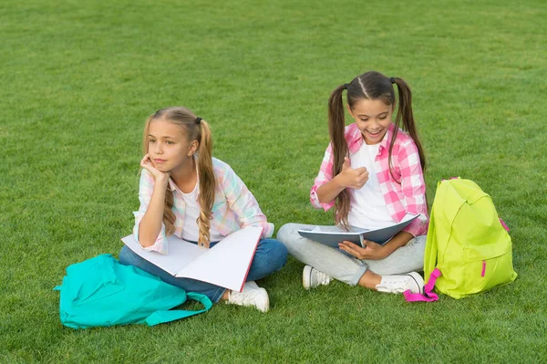 Niñas alumnos de la escuela haciendo los deberes juntos en el aire libre, sueños sobre el concepto futuro — Foto de Stock