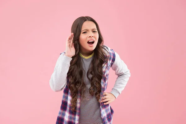 Sorry what. Curious child hold hand on ear. Small kid cant hear. Hearing sense. Hearing health. Ear care. Hearing test. Listening comprehension. Gossip and rumour. Curiosity and interest. Im all ears — Stock Photo, Image