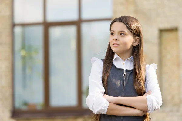 De volta às aulas. O miúdo voltou para a escola. Pequena criança usar uniforme. 1 de Setembro. De volta à aprendizagem. Dia do conhecimento. Educação formal. Ensino privado. Inicialização. Digite para aprender, copie o espaço — Fotografia de Stock