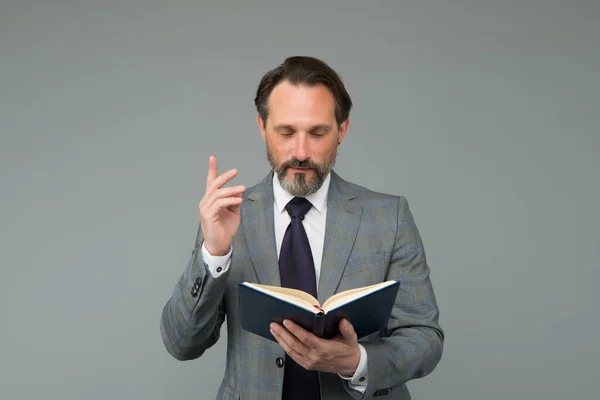 Czytanie książek prawniczych. Facet znalazł to, czego szukał. biznesmen czytał książkę o sukcesie. Przystojniak czyta książkę. Literatura rozwoju biznesu. koncentrując się na czytaniu — Zdjęcie stockowe