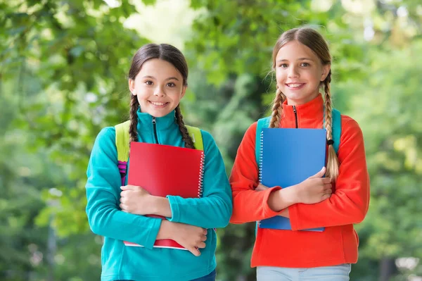 Schoolmeisjes met rugzakken en lesboeken in bos, zomerkamp activiteitsconcept — Stockfoto