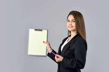 Takım elbiseli kadın klasör belgeleri kopyalama alanı, konuksever yönetici işçi konsepti