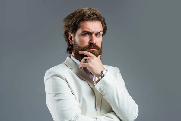 Jól ápolt hipster közszereplő férfi fehér öltöny, divattervező koncepció — Stock Fotó