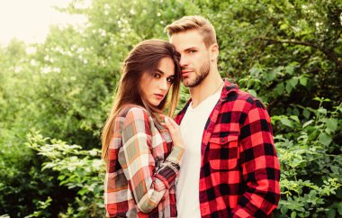 Yaz tatili. Âşık ol. Saf duygular. Romantik randevu konsepti. Güzel insanlar. Birlikte mutluyuz. Birbirine aşık bir çift. Samimiyetin tadını çıkarıyorum. Sevgilim ile kucaklaşmak. Hippi bir adam ve aşık bir kadın.