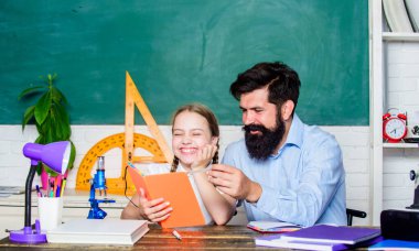 Pedagog yetenekleri. Yetenekli pedagog. Daha fazlasını başarmak için birlikte çalışın. Büyüleyici bir ders. Çocuğa bilimi anlatmak. Öğretmen ve liseli kız. Sakallı öğretmen mükemmel bir pedagog.