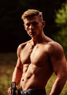 İçinde enerji var. Seksi maço çıplak göbek baltası. Kaslı vücutlu, gömleksiz yakışıklı bir adam. Baltalı kaslı adam. Erkek seksi balta taşır. Vahşilik yeni seksi bir şey. Güç ve güç kavramı. Erkeksi eğlence.