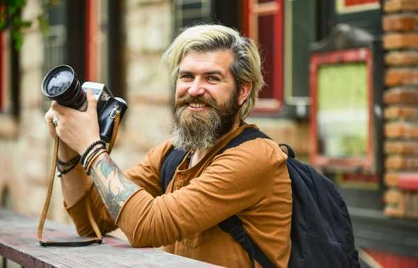 Ancienne technologie. Journaliste journaliste. Photographe professionnel utiliser un appareil photo vintage. Photographie business. Homme barbu hipster prendre une photo. Brutal homme élégant avec caméra rétro. Entreprise moderne — Photo