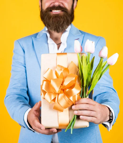 Sólo feliz. Ramo de tulipanes frescos. El hombre sostiene un ramo de tulipanes. Feliz día de San Valentín. hombre compartir flores de tulipán. caja de regalo para ella. celebrar la fiesta. hombre con hermosas flores de primavera — Foto de Stock