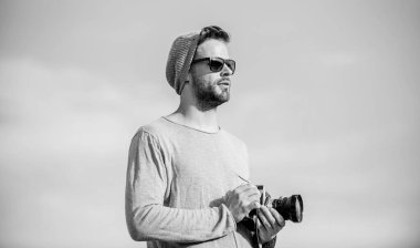 Fotoğraf Hikayesi. Macera yakalamak. Gazeteci. Seksi turist muhabiri. Gözlüklü fotoğrafçı. Kameralı maço adam. Kamerayla seyahat et. Erkek modası. modaya uygun görünüyor