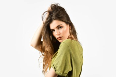 Yaz trendleri. Yüz, vücut ve saç bakımı ürünleri. Kozmetik ve cilt bakımı. Beyaz arka planda seksi bir kadın. Şehvetli görünüş. Moda modeli. Kadın güzelliği ve moda. Doğal makyajlı kız.