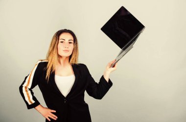 İş tamamdır. Blogculuk ve dijital pazarlama. İnternette mutlu öğrenci çalışması. Kadın bilgisayar kullanıyor. Çevik iş. Kız pazartesileri siber alışveriş yapıyor. Modern hayatta yeni teknoloji