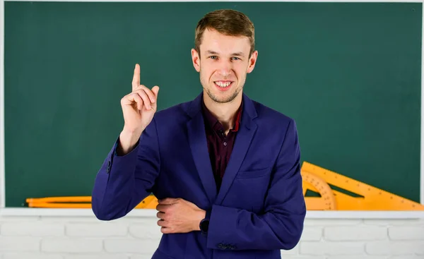 Enseignant présenté au jeune homme de classe au tableau, concept de réformes de l'éducation — Photo