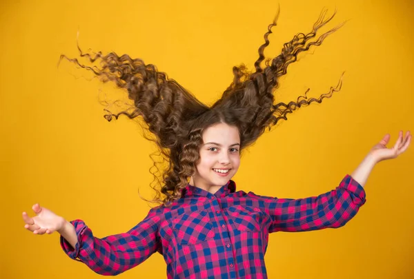 Αυτοέκφραση ελευθερίας. Κομμωτήριο για κορίτσια. Βούρτσισμα μακριά μαλλιά. Μικρά σγουρά μαλλιά. Μόδα και ομορφιά. Απολαμβάνω λαμπερές μπούκλες. Βάλσαμο για στυλ. Κομμωτήριο πάρτι. Είδη κομμωτηρίου — Φωτογραφία Αρχείου