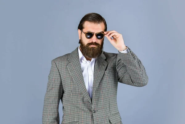 Hombre barbudo serio. hombre guapo y exitoso en traje caro. Él está en camisa blanca y gafas. elegante hombre de éxito en traje posando. El hombre de negocios usa traje. estilo de vida oficial oficina — Foto de Stock