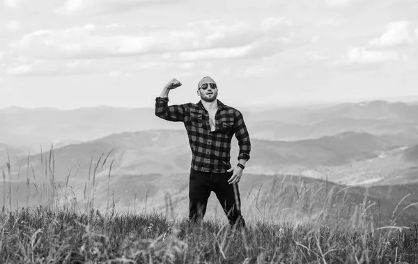 El poder de la naturaleza. Hombre de pie en la cima del paisaje de montaña de fondo. Poder natural. Potencia masculina. Caminata turística montaña colina. Concepto de senderismo. Descubre el mundo. Masculinidad y energía masculina —  Fotos de Stock