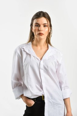 Dudaklara yumuşak bir taslak ve görsel hacim ver. Seksi, şehvetli kadın. Güzel surat. Kadın cilt bakımı. Makyaj ve makyaj malzemeleri. Sıradan moda tarzı. Moda makyajlı bir kadın. Cilt rengi. Etkileyici görünüş