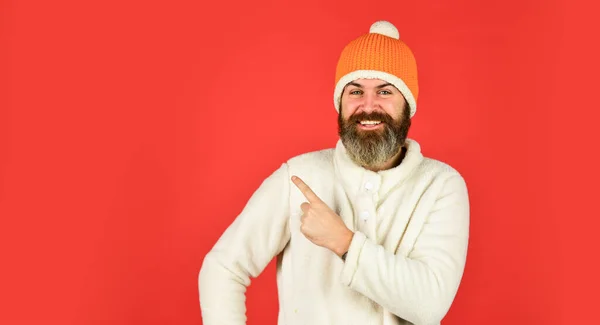 Olha para isto. homem maduro posando com roupa engraçada. barba de homem em chapéu de inverno. retrato do tipo da moda a usar chapéu. Estilo de inverno masculino. Chapéu de malha de inverno moderno. Homem barbudo feliz e excêntrico. espaço de cópia — Fotografia de Stock