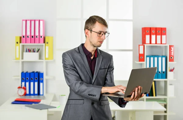 Homme avec ordinateur portable spécialiste du marketing d'emploi en ligne, concept de technologie numérique — Photo